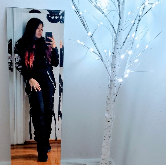 Hi everyone welcome to my closet. - Picture 1 of 1